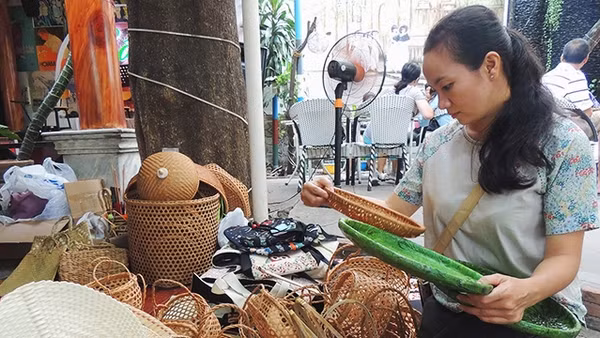 Khách tỉ mẩn chọn lựa những món đồ ưng ý tại chợ quê.