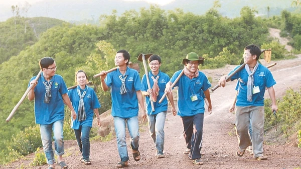 Những chiến sĩ tình nguyện Mùa hè xanh của tuổi trẻ TP Hồ Chí Minh tại xã Quảng Sơn, huyện Ðác Glong, tỉnh Ðác Nông. Ảnh: Hoàng Giang