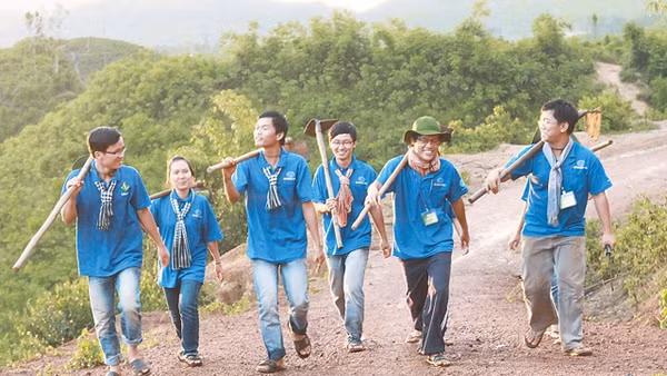 Những chiến sĩ tình nguyện Mùa hè xanh của tuổi trẻ TP Hồ Chí Minh tại xã Quảng Sơn, huyện Ðác Glong, tỉnh Ðác Nông. Ảnh: Hoàng Giang