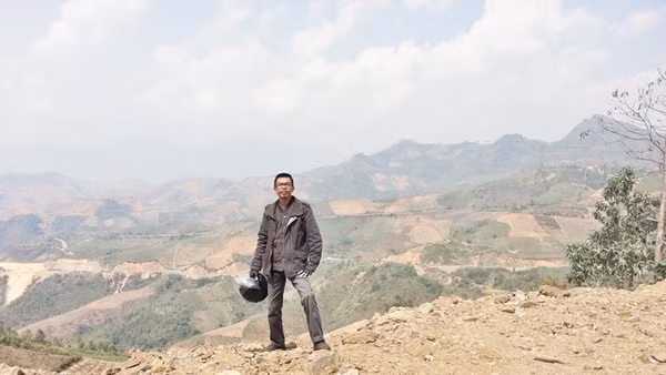 Họa sĩ Mai Duy Minh trong hành trình về Ðiện Biên Phủ.