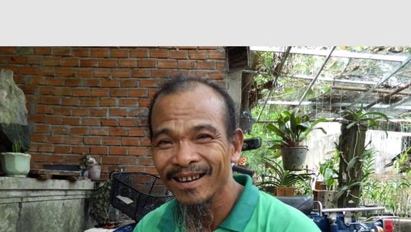 Lương y Bình chấp nhận sống nghèo vì người khác.