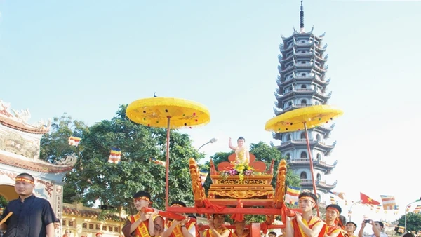 Nghi lễ rước tượng Phật trong ngày Phật đản tại chùa Bằng (Hà Nội). Ảnh: DUY LINH 