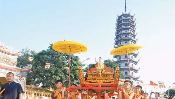 Nghi lễ rước tượng Phật trong ngày Phật đản tại chùa Bằng (Hà Nội). Ảnh: DUY LINH 