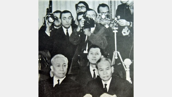 Đồng chí Xuân Thủy (hàng đầu, bên phải) và đồng chí Lê Đức Thọ họp báo tại Hội nghị Pa-ri. Ảnh tư liệu