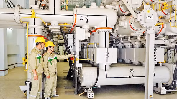 Công nhân Công ty Truyền tải điện 4 (Tổng công ty Truyền tải điện Quốc gia - EVNNPT) kiểm tra thông số vận hành thiết bị của Trạm biến áp 220kV Tao Đàn (TP Hồ Chí Minh).