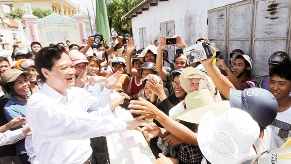 Thủ tướng Nguyễn Tấn Dũng với nhân dân huyện đảo Lý Sơn.                                 Ảnh: Đức Tám (TTXVN)