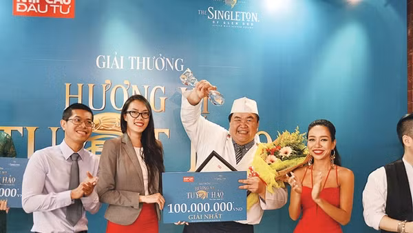 Kenji Tam đứng thứ hai, từ phải sang.