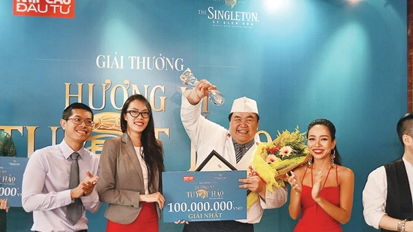 Kenji Tam đứng thứ hai, từ phải sang.