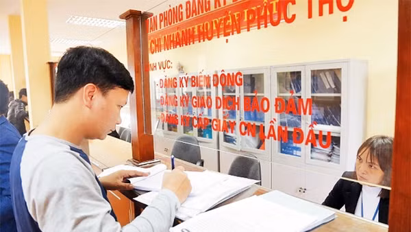 Giải quyết thủ tục hành chính tại Bộ phận một cửa UBND huyện Phúc Thọ. Ảnh: THANH HẢI