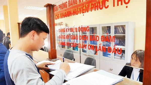 Giải quyết thủ tục hành chính tại Bộ phận một cửa UBND huyện Phúc Thọ. Ảnh: THANH HẢI