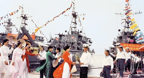 Tình quân dân Ðà Nẵng với Bộ đội Hải quân vùng C.  Ảnh: Thanh Lộc