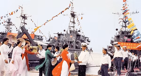 Tình quân dân Ðà Nẵng với Bộ đội Hải quân vùng C.  Ảnh: Thanh Lộc