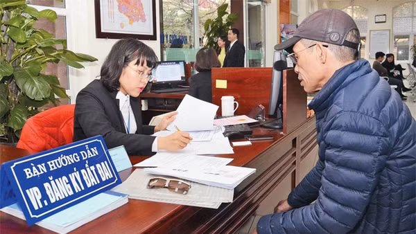 Hướng dẫn người dân hoàn thiện hồ sơ cấp giấy chứng nhận quyền sử dụng đất tại Văn phòng đăng ký đất đai Hà Nội - chi nhánh quận Nam Từ Liêm. Ảnh: DUY LINH