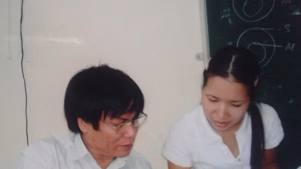 Thầy Phan Trọng Hòa và sinh viên trong giờ giải lao.