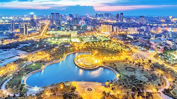 Công viên Hòa Bình được đầu tư xây dựng, tạo thêm không gian xanh cho thành phố. Ảnh: VŨ LONG