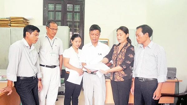 Cán bộ Ủy ban MTTQ phường Giang Biên (quận Long Biên) thảo luận việc triển khai giám sát, nhận xét đảng viên hai chiều tại nơi cư trú. Ảnh: TUỆ PHƯƠNG