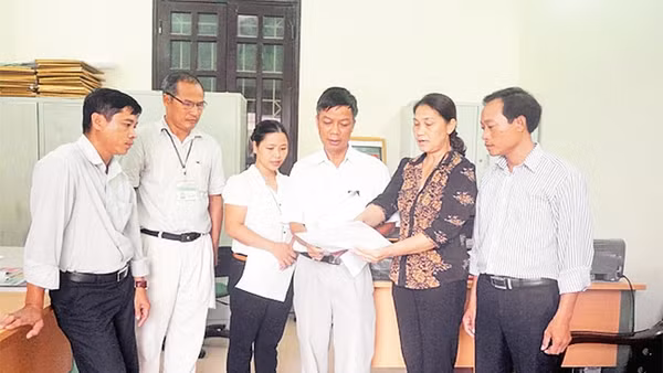 Cán bộ Ủy ban MTTQ phường Giang Biên (quận Long Biên) thảo luận việc triển khai giám sát, nhận xét đảng viên hai chiều tại nơi cư trú. Ảnh: TUỆ PHƯƠNG