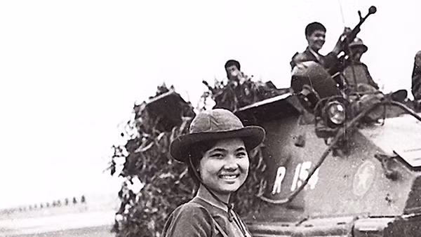 Chiến sĩ biệt động Nguyễn Trung Kiên (Cao Thị Nhíp, quê Tiền Giang) dẫn đường cho các chiến sĩ Sư đoàn 10 đánh chiếm sân bay Tân Sơn Nhất ngày 30-4-1975.