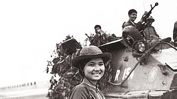 Chiến sĩ biệt động Nguyễn Trung Kiên (Cao Thị Nhíp, quê Tiền Giang) dẫn đường cho các chiến sĩ Sư đoàn 10 đánh chiếm sân bay Tân Sơn Nhất ngày 30-4-1975.