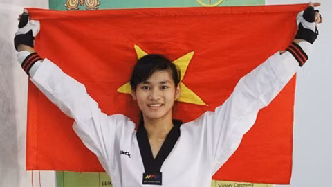 Phạm Thị Thu Hiền với cờ Tổ quốc.