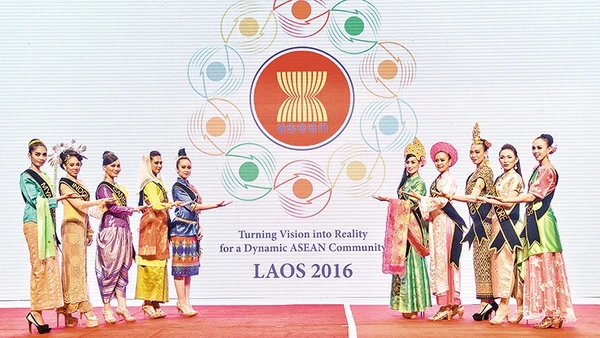 Logo Hội nghị cấp cao (HNCC) ASEAN 2016 xuất hiện trong buổi lễ bế mạc HNCC ASEAN 2015 tại Malaysia.