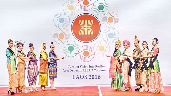 Logo Hội nghị cấp cao (HNCC) ASEAN 2016 xuất hiện trong buổi lễ bế mạc HNCC ASEAN 2015 tại Malaysia.