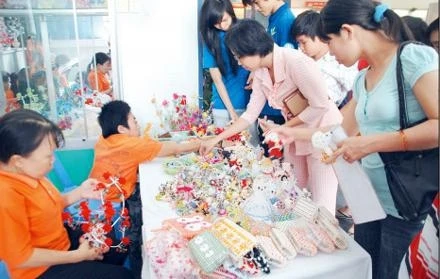 Gian hàng những sản phẩm do nạn nhân nhiễm chất độc da cam /đi-ô-xin sản xuất luôn được công chúng ủng hộ.