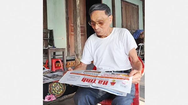 Ông Minh luôn theo dõi sự phát triển của quê hương thông qua các phương tiện thông tin.