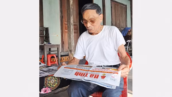 Ông Minh luôn theo dõi sự phát triển của quê hương thông qua các phương tiện thông tin.