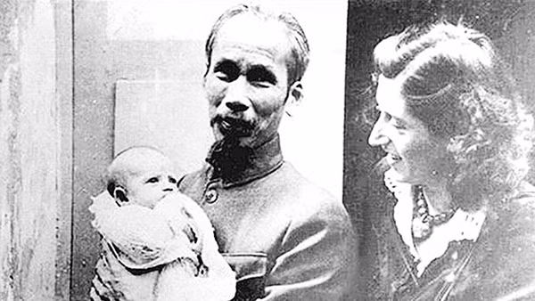 Chủ tịch Hồ Chí Minh bế con gái nuôi Elisabeth. Ảnh tư liệu