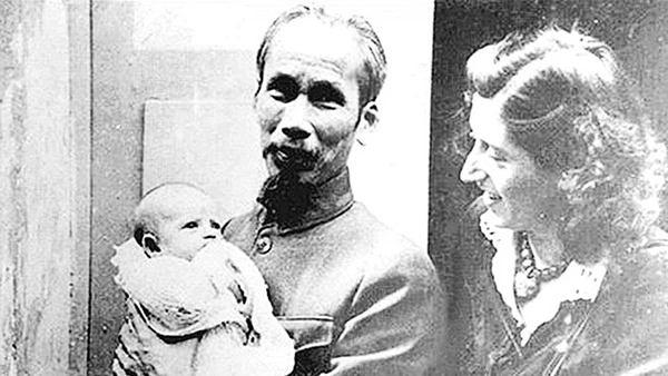 Chủ tịch Hồ Chí Minh bế con gái nuôi Elisabeth. Ảnh tư liệu
