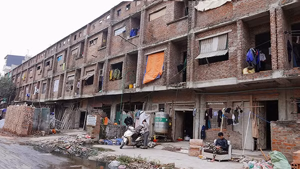 Những dãy nhà hoang là nơi tá túc lý tưởng của nhiều người. Ảnh: MAI KHANH