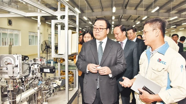 Đồng chí Hoàng Trung Hải, Ủy viên Bộ Chính trị, Bí thư Thành ủy Hà Nội thăm, kiểm tra hoạt động sản xuất đầu năm tại Công ty Năng lực Việt (Khu công nghiệp Nam Thăng Long). Ảnh: Duy Linh