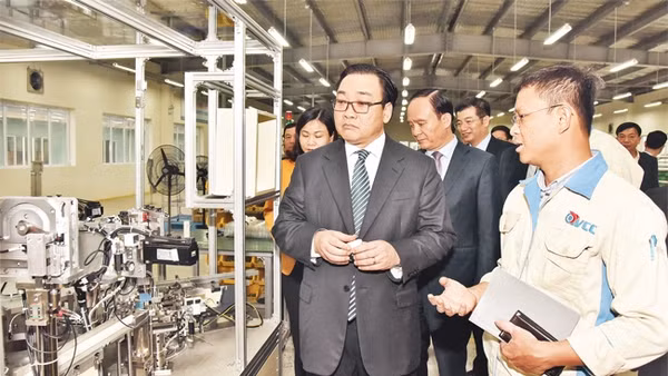 Đồng chí Hoàng Trung Hải, Ủy viên Bộ Chính trị, Bí thư Thành ủy Hà Nội thăm, kiểm tra hoạt động sản xuất đầu năm tại Công ty Năng lực Việt (Khu công nghiệp Nam Thăng Long). Ảnh: Duy Linh