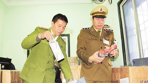 Lực lượng liên ngành Ban Chỉ đạo 389 Hà Nội kiểm tra lô rượu nhập ngoại không rõ nguồn gốc. Ảnh: TRẦN VIỆT