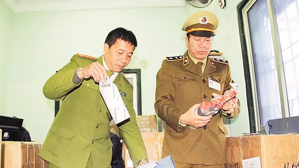 Lực lượng liên ngành Ban Chỉ đạo 389 Hà Nội kiểm tra lô rượu nhập ngoại không rõ nguồn gốc. Ảnh: TRẦN VIỆT