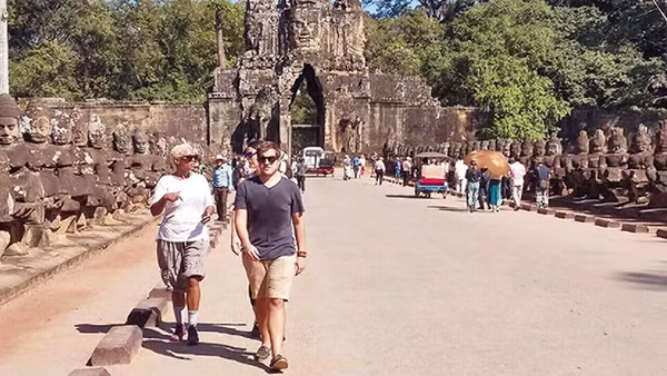Du khách tham quan Angkor Thom.