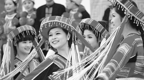 Cần có sự can thiệp đầy ý thức để giữ bản sắc văn hóa các dân tộc.