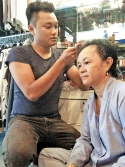 Hiếu bên người má bị bệnh nặng của mình.