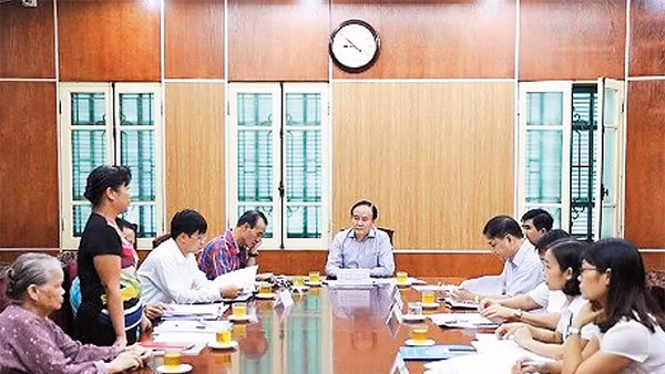 Lãnh đạo HĐND thành phố tiếp công dân giải quyết khiếu nại, tố cáo. Ảnh: HỒNG NHUNG