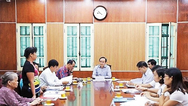 Lãnh đạo HĐND thành phố tiếp công dân giải quyết khiếu nại, tố cáo. Ảnh: HỒNG NHUNG