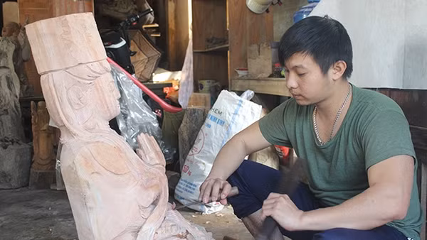 Lứa thợ trẻ của làng vẫn miệt mài với công việc được truyền dạy.