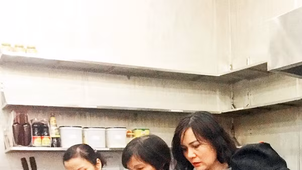 Đoàn thanh tra chuyên ngành an toàn thực phẩm kiểm tra tại một nhà hàng trên địa bàn quận Ba Đình.