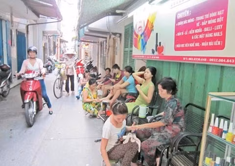 Người trong hẻm làm đẹp cho người trong hẻm (ảnh chụp tại hẻm 51/10, đường Cao Thắng, Quận 3, TP Hồ Chí Minh).