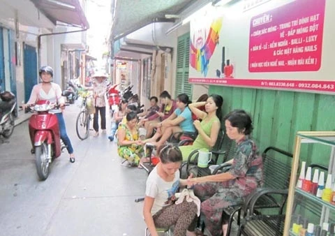 Người trong hẻm làm đẹp cho người trong hẻm (ảnh chụp tại hẻm 51/10, đường Cao Thắng, Quận 3, TP Hồ Chí Minh).