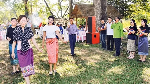 NSQG Buangeun Saphouvong (ngoài cùng, bên phải) thể hiện ca khúc “Hồ Chí Minh kính yêu muôn đời”.