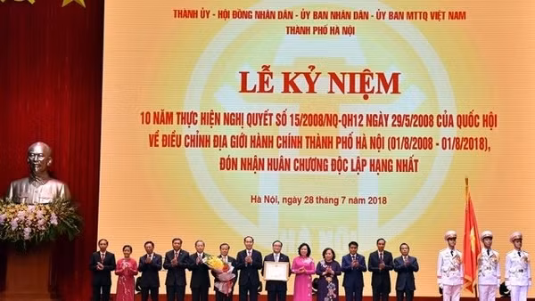 Chủ tịch nước Trần Đại Quang trao tặng Huân chương Độc lập hạng nhất cho Đảng bộ, chính quyền và nhân dân TP Hà Nội.