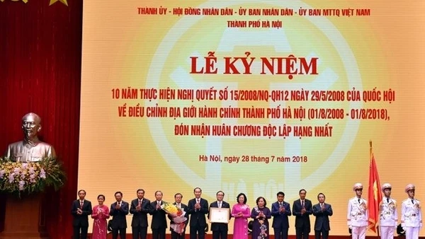 Chủ tịch nước Trần Đại Quang trao tặng Huân chương Độc lập hạng nhất cho Đảng bộ, chính quyền và nhân dân TP Hà Nội.