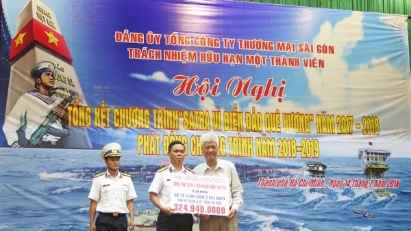 Đại diện Vùng 2 Hải quân nhận biểu trưng kinh phí hỗ trợ trang bị hệ thống bình lọc nước từ đại diện Satra.