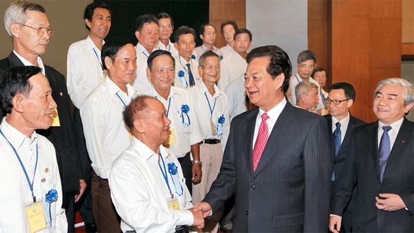Thủ tướng Nguyễn Tấn Dũng gặp mặt các nhà sáng chế không chuyên nghiệp tiêu biểu năm 2015.Ảnh: ĐỨC TÁM (TTXVN)
